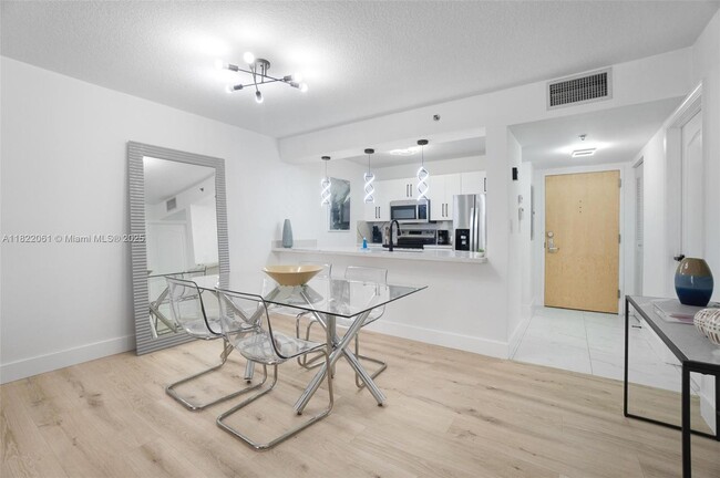 Building Photo - 1200 Brickell Bay Dr