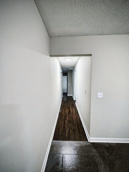 Building Photo - 2707 Little River Dr