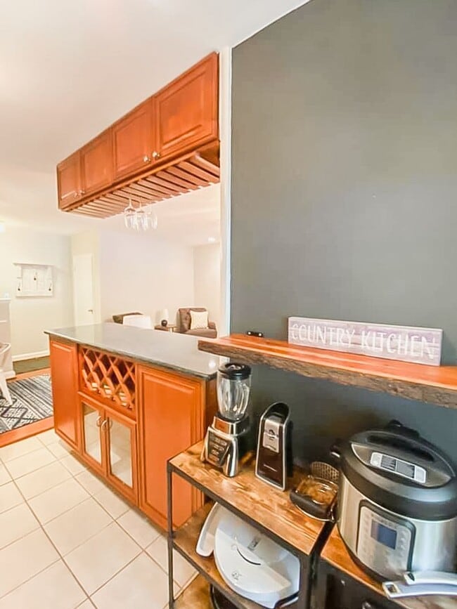 Building Photo - Tastefully Renovated 2 Bedroom 1 Bathroom ...