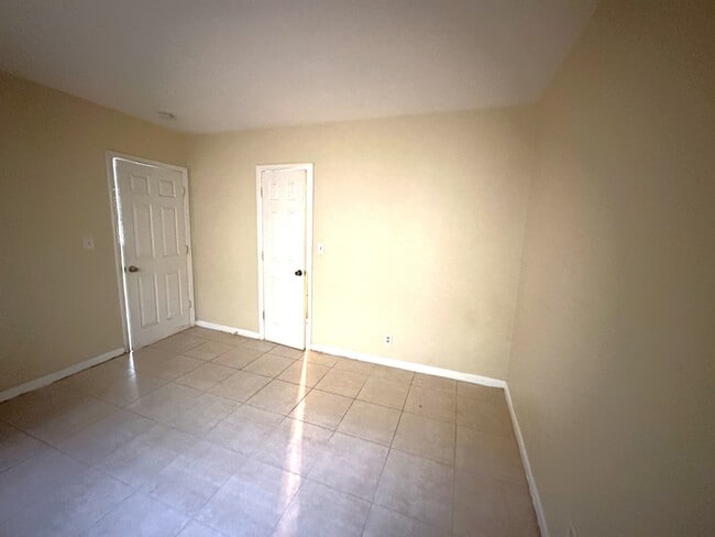 Building Photo - 148 NW 40th Ct