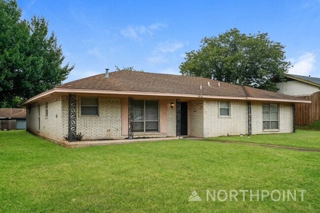 Building Photo - 3 BR/2BA | Newly Renovated Single Family Home | Large utility Room | In Dallas!