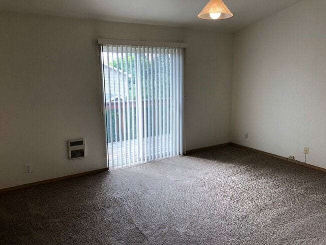 Building Photo - 3 Bedroom, 2.5 Bathroom Townhouse - Locate...