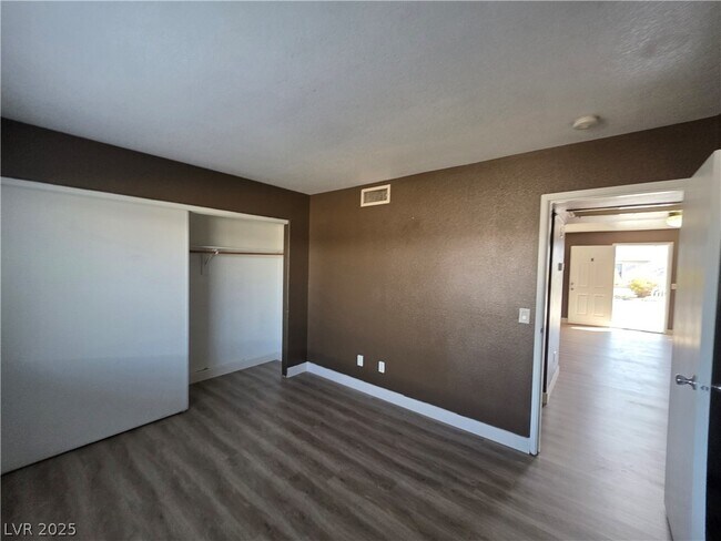 Building Photo - 5165 E Glendale Ave