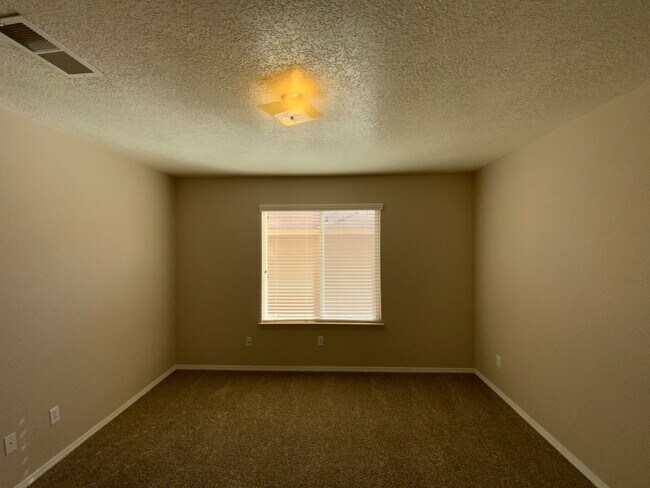 Building Photo - 3 Bedroom Home Available Near Unser Blvd N...