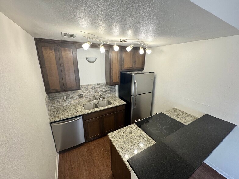 Building Photo - 1223 James Ave