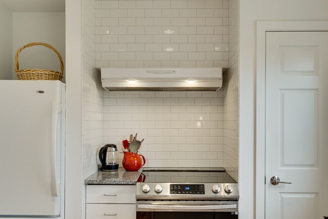 Building Photo - 5005 NE Mason Ct