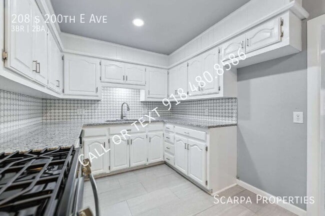 Building Photo - 208 S 200th E Ave