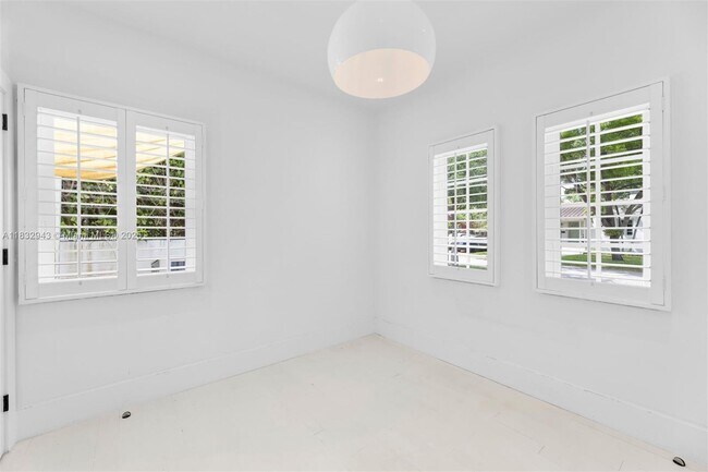 Building Photo - 712 NE 72nd St
