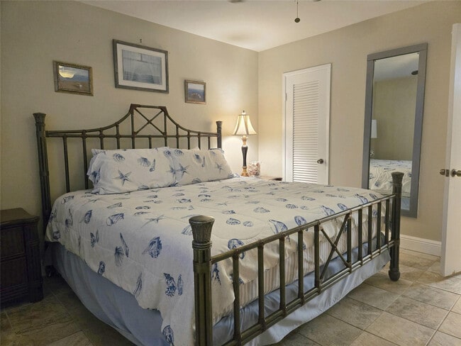 Building Photo - 1161 Hillsboro Mile