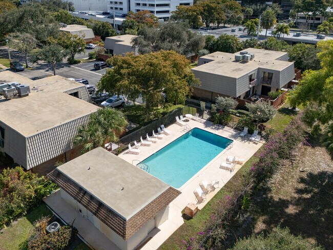 Building Photo - 1700 Embassy Dr