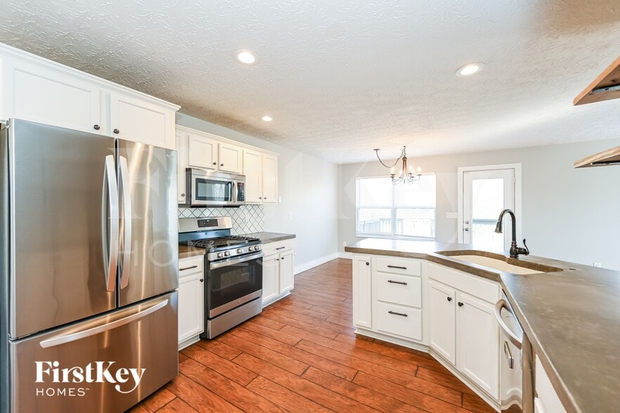 Building Photo - 671 McCormick Ln