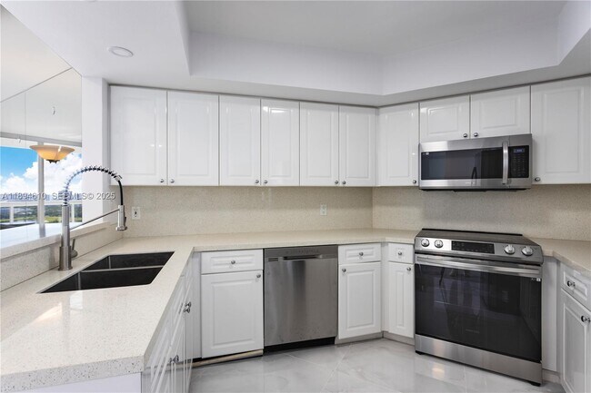 Building Photo - 1800 Sunset Harbour Dr