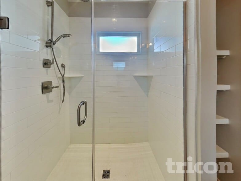 Building Photo - 1208 Hillwood Private Cove
