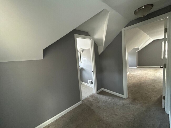 Building Photo - Spacious 3-Bedroom, 2-Bath House in South Euclid