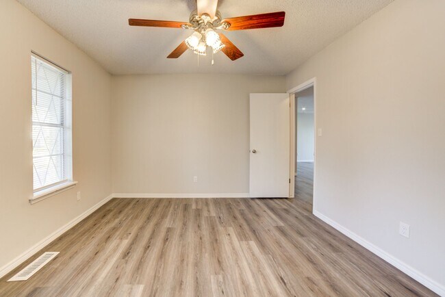Building Photo - Newly renovated 3 bed / 2 Bath in Tulsa! Available Mid June!