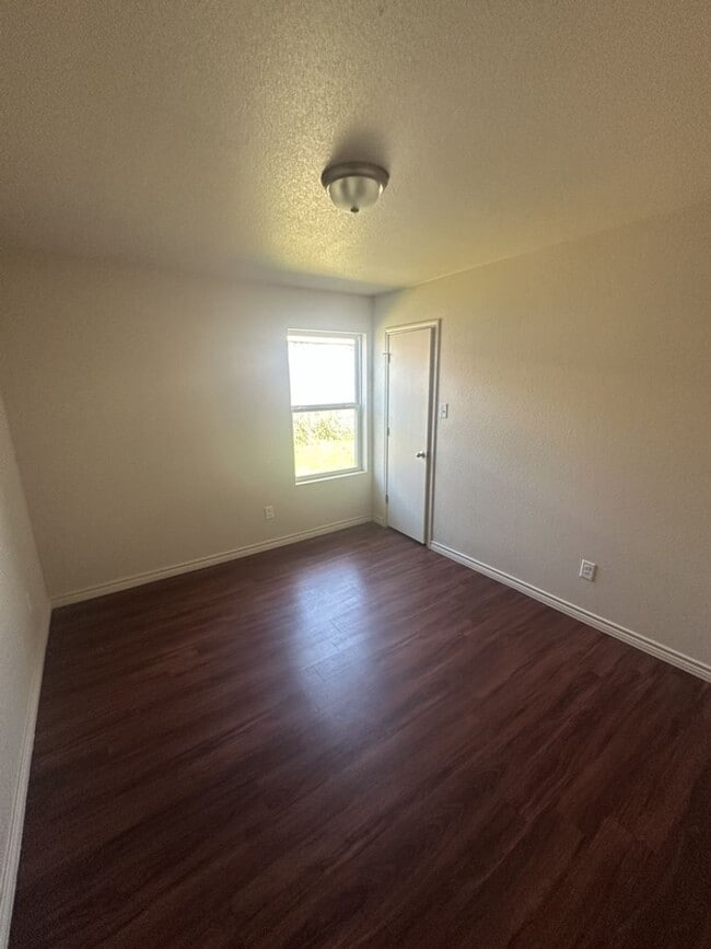 Building Photo - AVAILABLE NOW! (SECTION 8 ACCEPTED)