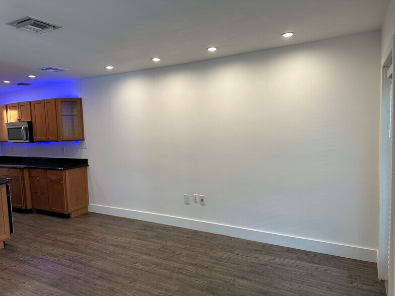 Building Photo - 1008 NE 11th St