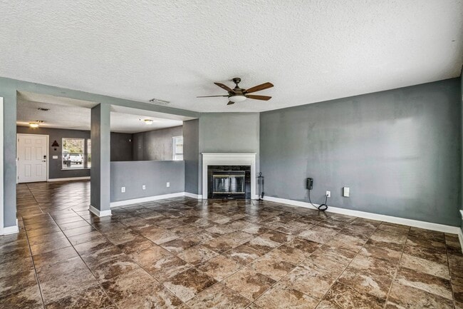 Building Photo - Charming 3-Bedroom Home with Fenced Yard