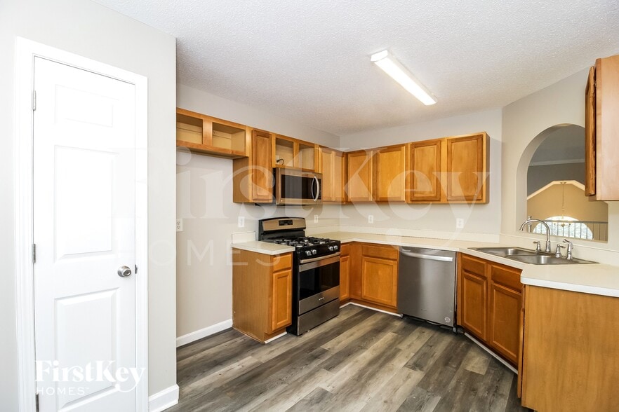 Building Photo - 4325 Stonecrest Dr