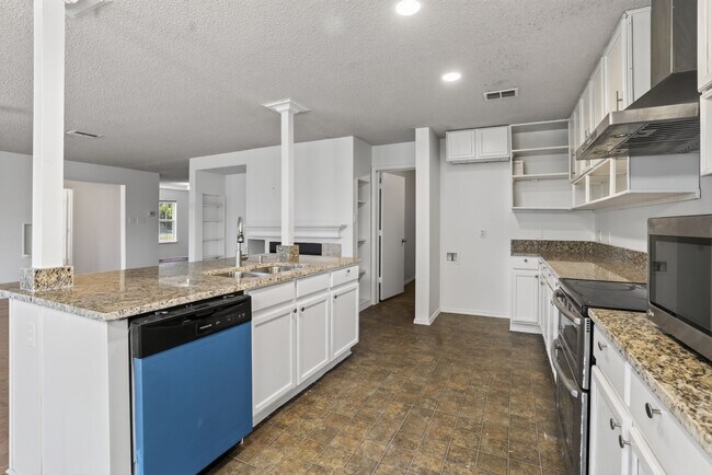 Building Photo - 5-bedroom, 3 bathrooms House for Rent