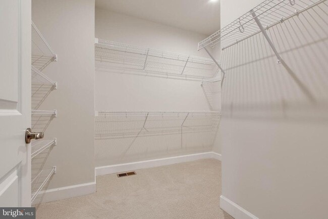 Building Photo - 8369 Meadowood Dr