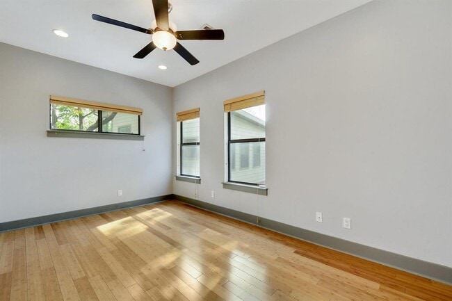 Building Photo - 1203 E 2nd St