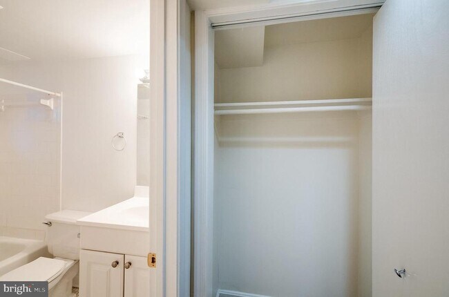 Building Photo - 4209 Ellicott St NW