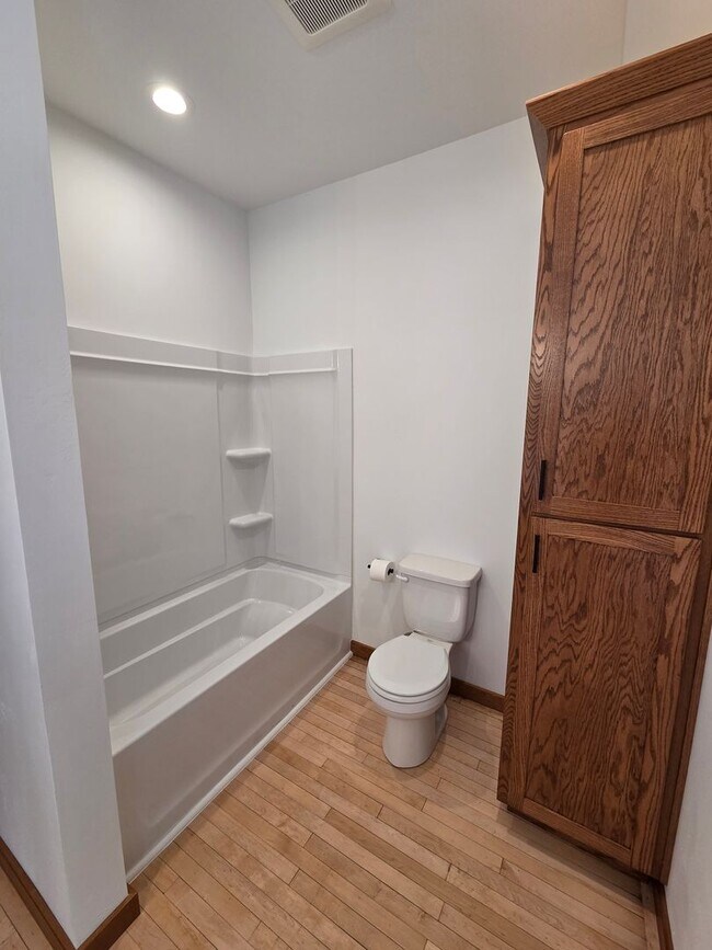 Building Photo - 2904 Parkridge Ave