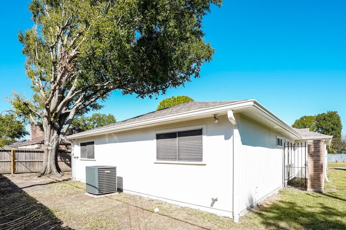 Building Photo - 13823 Swiss Hill Dr
