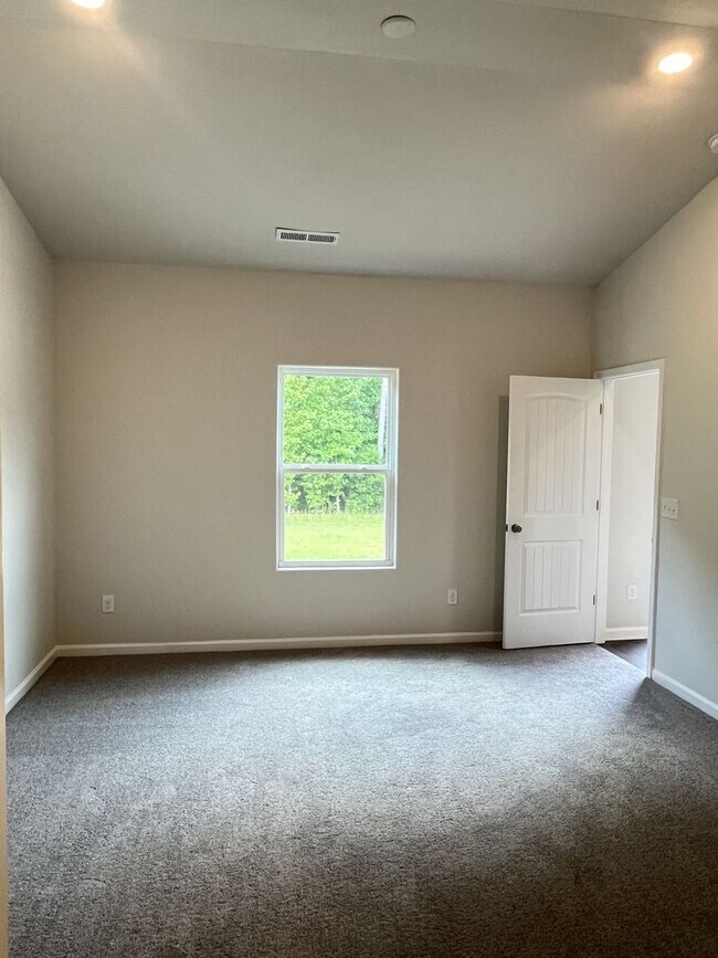 Building Photo - Newer 3 Bed Ranch home in East Charlotte