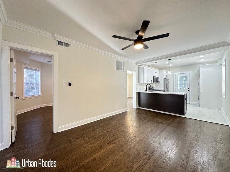 Building Photo - 3045 W Addison St