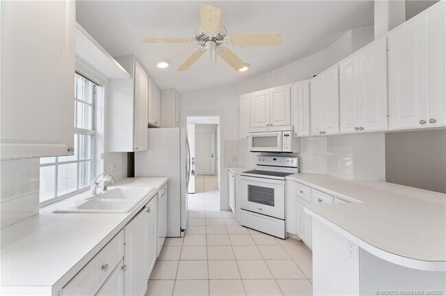 Building Photo - 1607 SW Shady Lake Terrace