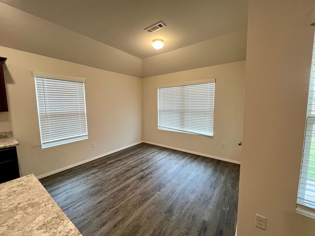 Building Photo - 8109 Dogwood Dr