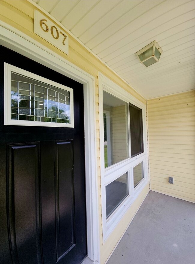 Building Photo - 607 New River Dr