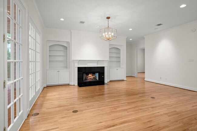 Building Photo - 3834 Southwestern St