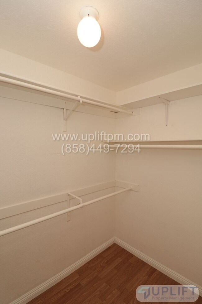 Building Photo - 3 Bedroom 2 Bathroom in Country Estates