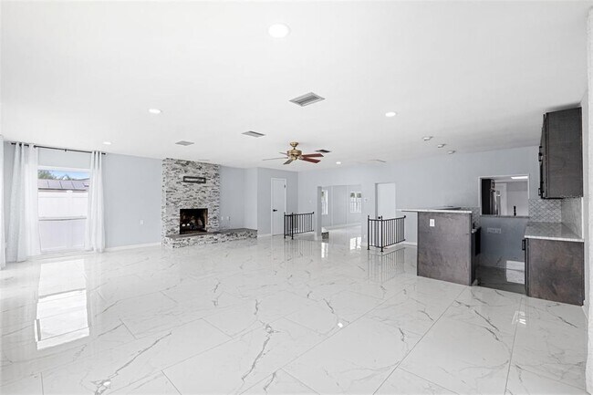 Building Photo - 4000 14th Way NE