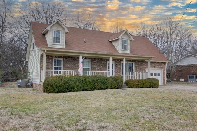 Building Photo - Fresh and Clean 4 bed Near Ft Campbell and...