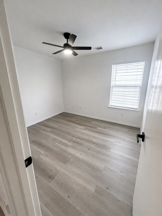 Building Photo - 9227 Shaded Pines Dr