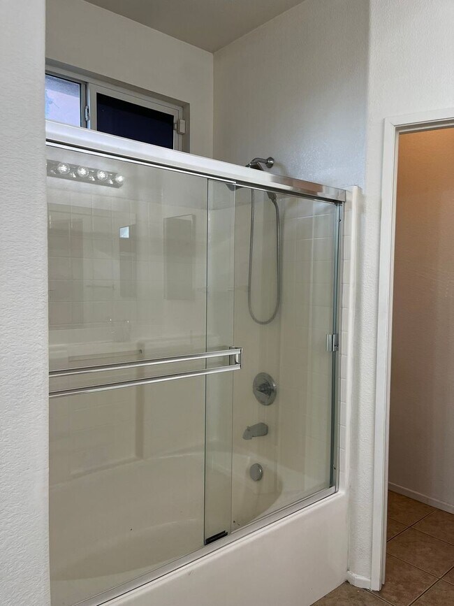 Building Photo - 3 bedroom- 2 bath Home in Victorville!