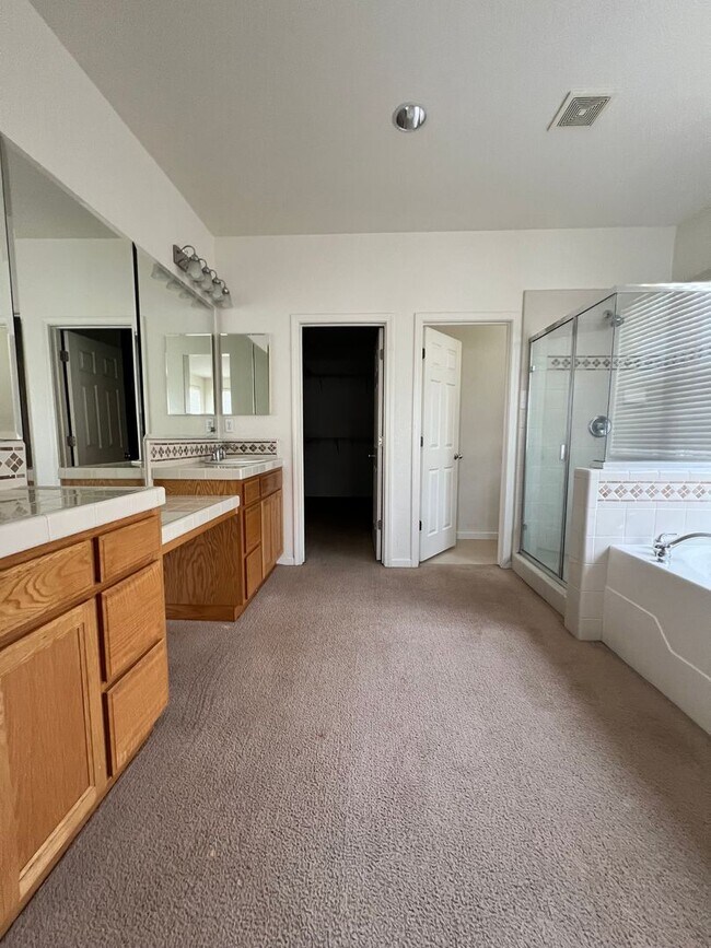 Building Photo - Luxury LAKEFRONT property!!!