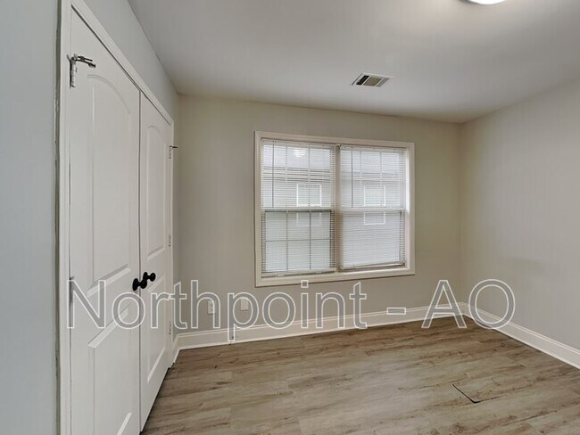 Building Photo - 1305 Sweetbriar Cir