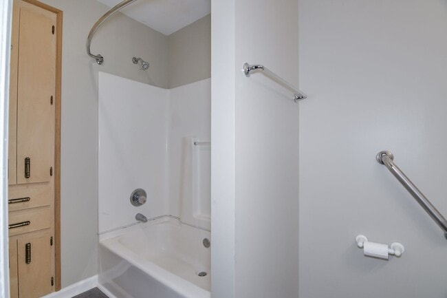 Building Photo - Updated 3 Bed 2 Bath off Columbia Rd