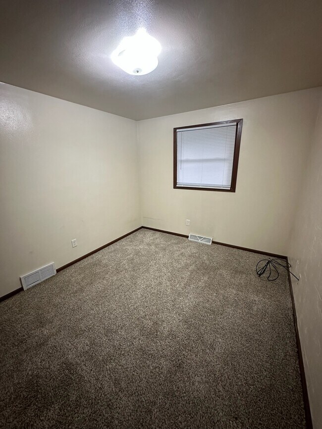 Building Photo - 413 Tampa Way