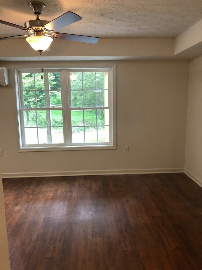 Building Photo - One Bedroom Apartment