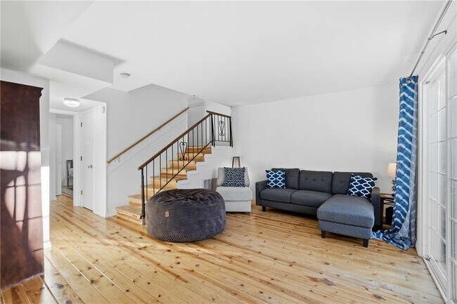 Building Photo - 10 Dogwood Dr