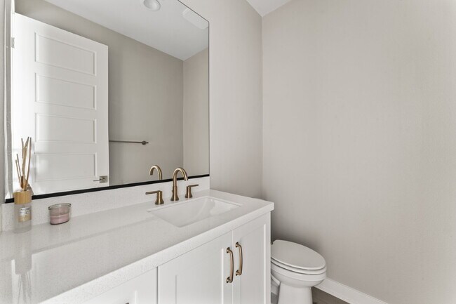 Building Photo - "Spacious Santa Clarita Sanctuary: 4-Bedro...