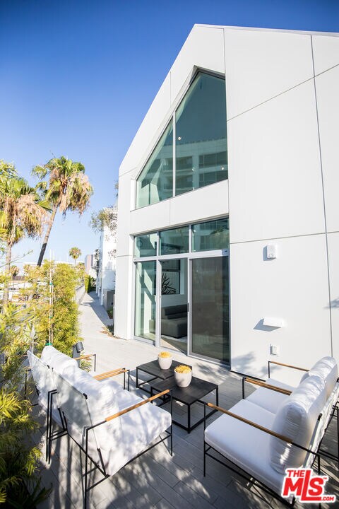 Building Photo - 8600 Wilshire Blvd