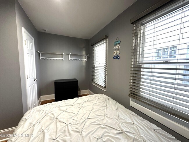 Building Photo - 208 15th Ave