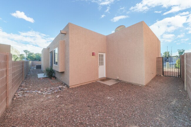 Building Photo - 2927 N Cardell Cir